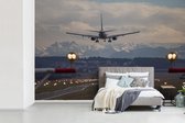 Behang - Fotobehang Vliegtuig land in Zürich - Breedte 360 cm x hoogte 240 cm
