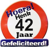 Leeftijd huldeschild met naam en leeftijd bedrukt.