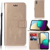 Voor Samsung Galaxy A02 (EU-versie) Windgong Uil Embossing Patroon Horizontale Flip lederen tas met houder & kaartsleuven & portemonnee (goud)