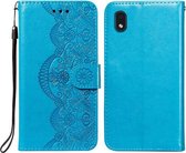 Voor Samsung Galaxy A01 Core Flower Vine Embossing Pattern Horizontale Flip Leather Case met Card Slot & Holder & Wallet & Lanyard (Blue)