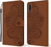 Voor Samsung Galaxy A01 Pauw Reliëfpatroon Horizontale Flip Leren Case met Houder & Kaartsleuven & Portemonnee & Lanyard (Bruin)