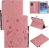 Voor iPad Air 2 / Air / 9.7 (2018) & (2017) Cat Bee Embossing Pattern Horizontale flip lederen tas met houder & kaartsleuven & portemonnee & penhouder & Wake-up / Sleep-functie (roze)