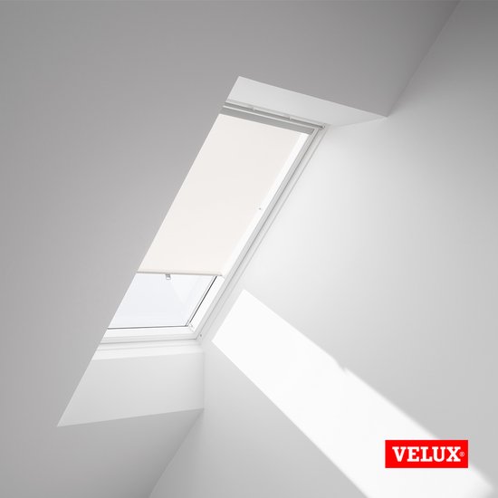 Fenêtre de toit blanche avec un store crème partiellement fermé. Logo VELUX.