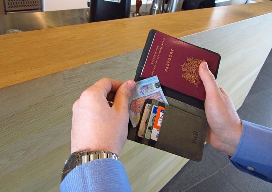 Su.B à passeport en cuir RFID de Luxe Su.B avec porte-cartes - Porte-passeport - Couverture de passeport avec porte-cartes - Zwart - Olive