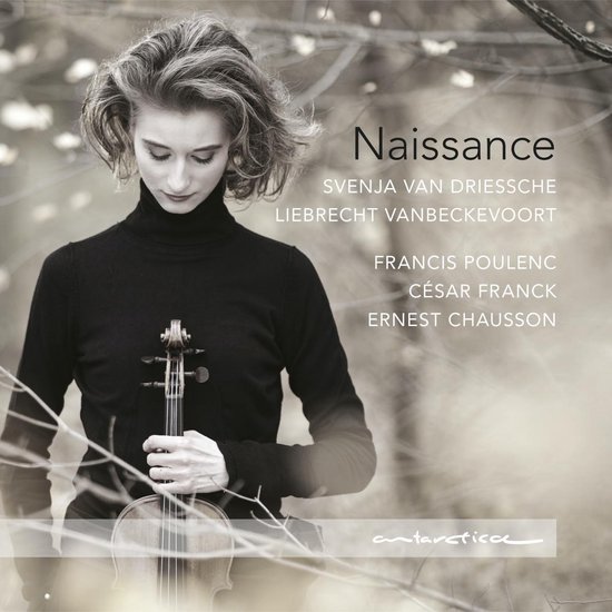 Een vrouw in zwarte coltrui met een viool, 'Naissance' is erop geschreven.