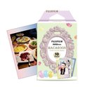 Fujifilm Instax Mini Macaron creditcard formaat foto's met een voorbeeld van een tafel vol eten en een meisje dat een camera vasthoudt.