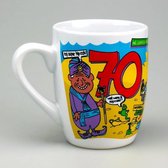 Verjaardag - Cartoon Mok - Hoera 70 jaar - Gevuld met een toffeemix - In cadeauverpakking met gekleurd lint