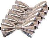 5x Holografische zilveren verkleed vlinderstrikjes 13 cm voor dames/heren - Holografisch zilver thema verkleedaccessoires/feestartikelen - Vlinderstrikken/vlinderdassen met elastieken sluiting