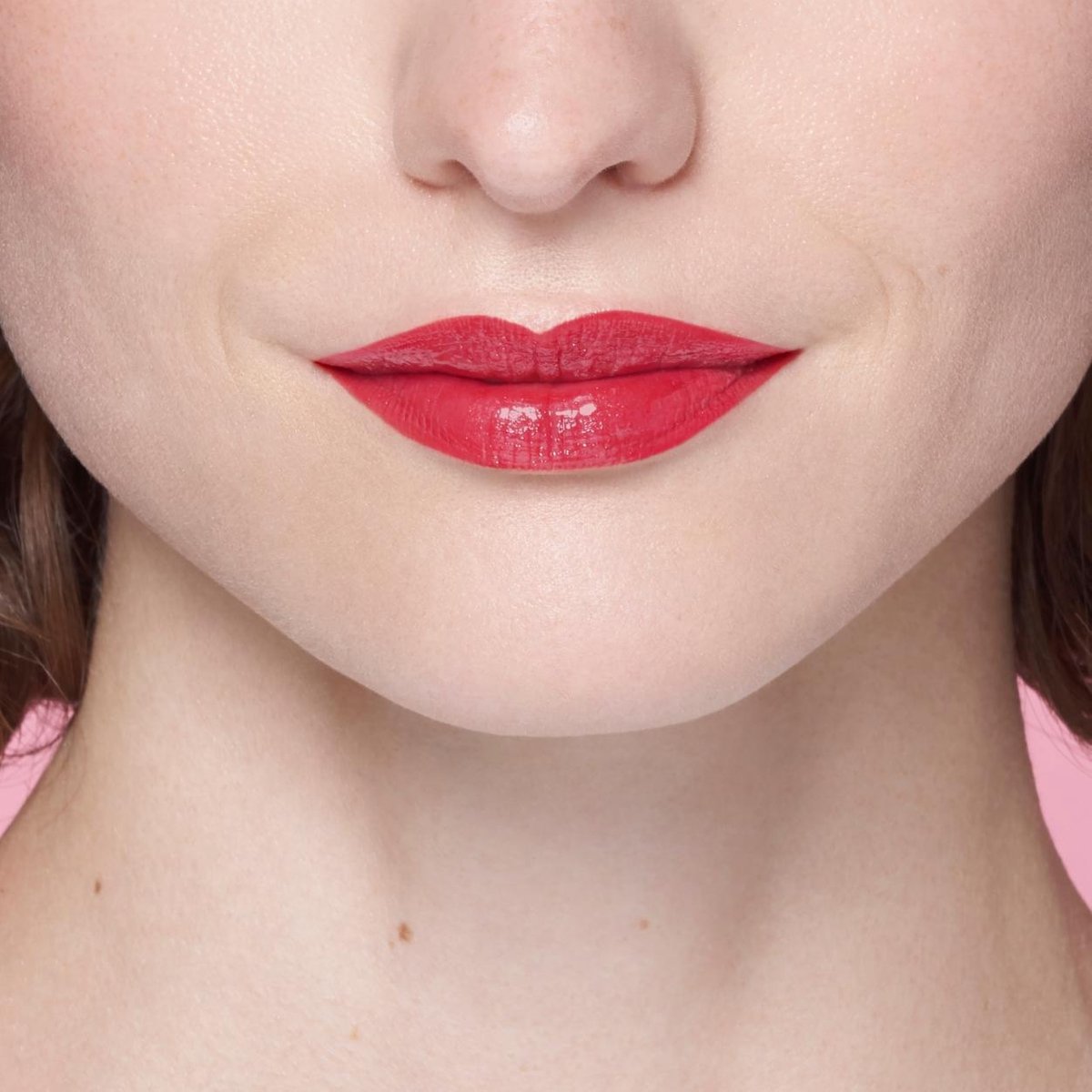 L'Oréal Paris glanslippenstift in de kleur roze met zwart-gouden huls.