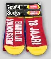 Sokken - Funny socks - 18 jaar! Eindelijk volwassen! - In cadeauverpakking met gekleurd lint