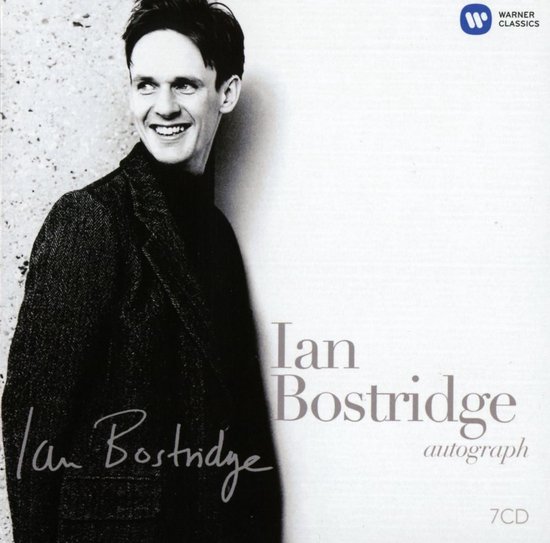 Ian Bostridge, getoond in zwart-wit, lachend in een donker colbert en coltrui. Titel 'Ian Bostridge autograph' rechts.