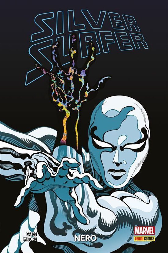 Silver Surfer met blauw-witte huid en donkere ogen, houdt een kleurrijke, kosmische hand omhoog. Titel 'SILVER SURFER NERO'.