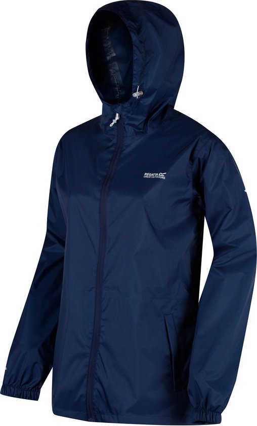 Donkerblauwe, opvouwbare regenjas met capuchon en Regatta logo op de borst.