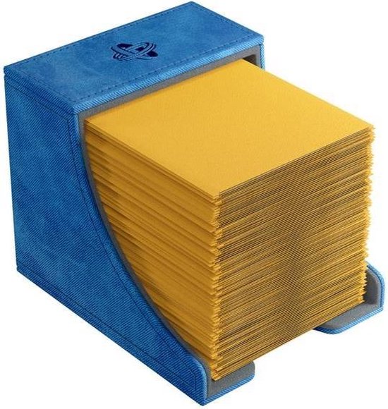 Blauwe deckbox met een stapel Magic the Gathering kaarten.