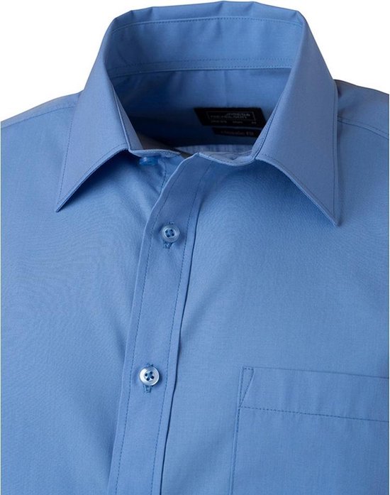 Detail van de kraag en knoopsluiting van een aqua blauw overhemd.