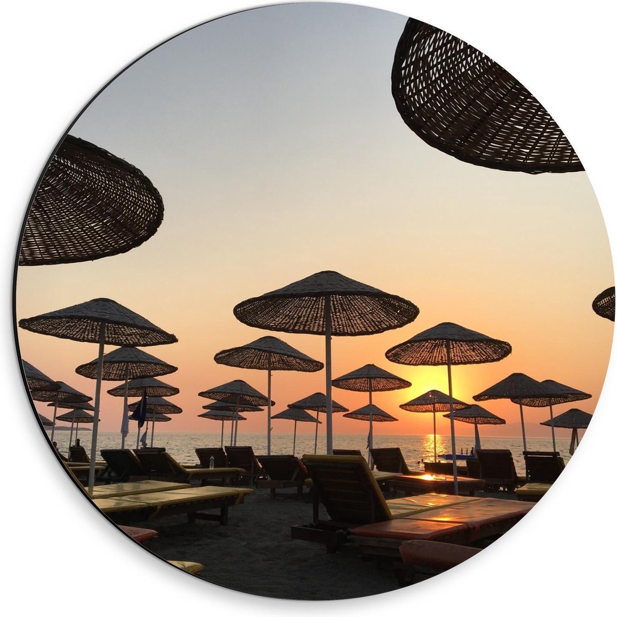 Dibond Wandcirkel - Ligbedjes met Rieten Parasols - 30x30cm Foto op Aluminium Wandcirkel (
