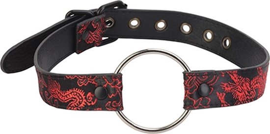 Een zwarte en rode O-ring knevel met drakenprint, zilverkleurige ring en verstelbare band.