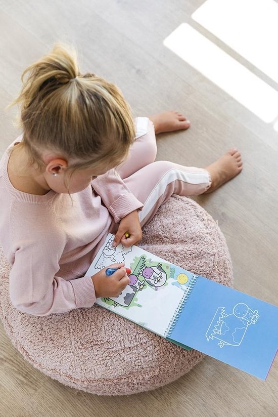 Meisje met staart in roze trui kleurt in Water Magic Boerderij kleurboek met waterpen.