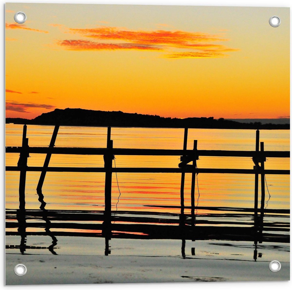 Tuinposter – Houten Palen aan het Meer met Zon - 50x50cm Foto op Tuinposter (wanddecoratie