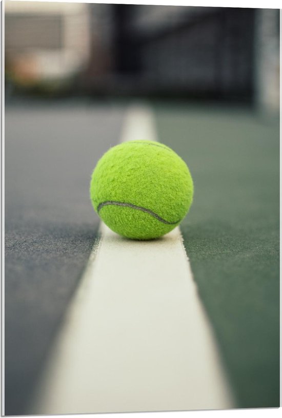 Acrylglas - Tennisbal op Witte Lijn - 60x90cm Foto op Acrylglas (Met Ophangsysteem)