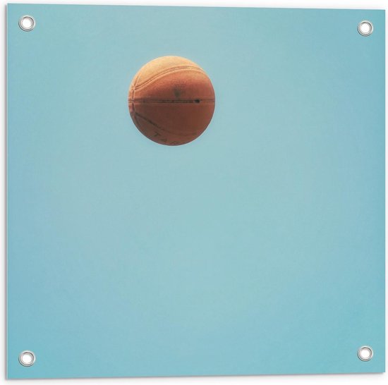 Tuinposter – Basketbal in Heldere Lucht - 50x50cm Foto op Tuinposter  (wanddecoratie voor buiten en binnen)