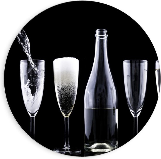 Forex Wandcirkel - Champagne Glazen en Flessen op Zwarte Achtergrond  - 90x90cm Foto op Wandcirkel (met ophangsysteem)