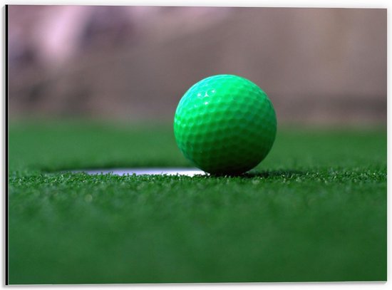 Dibond - Groene Golfbal bij Doel - 40x30cm Foto op Aluminium (Wanddecoratie van metaal)
