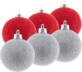 6x Rode en zilveren kerstballen 6,5 cm Cotton Balls - Kerstversiering - Kerstboomdecoratie - Kerstboomversiering - Hangdecoratie - Kerstballen in de kleur rood en zilver