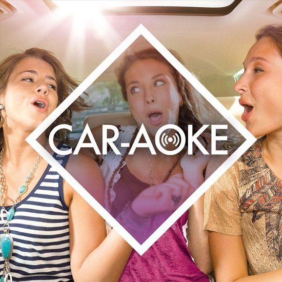 Drie jonge vrouwen zingen luid in een auto, met de tekst 'CAR-AOKE' op de voorgrond.