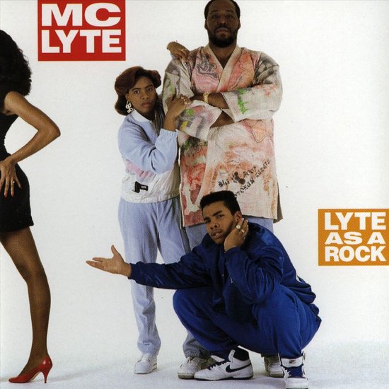 MC Lyte 'Lyte As A Rock' albumhoes met vier personen. Een vrouw in zwart jurkje, een man in lichtblauw trainingspak, een man in een artistiek ogend gewaad en een man gehurkt in een blauw trainingspak.