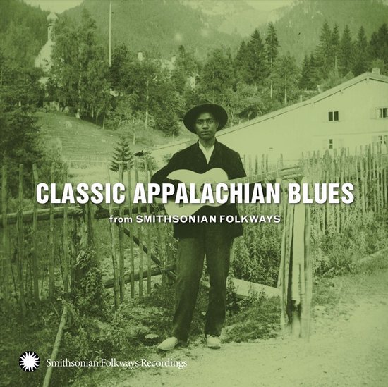 Een zwart-witfoto van een man met een gitaar en hoed, met het tekst "CLASSIC APPALACHIAN BLUES".
