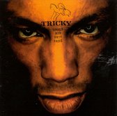 Gros plan d'un homme, avec le texte 'TRICKY ANGELS WITH DIRTY FACES' sur son front.