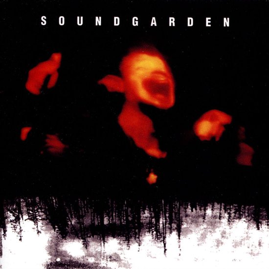 Cd-hoes met bandnaam 'Soundgarden' en verontrustende oranje gezichten op een zwarte achtergrond.