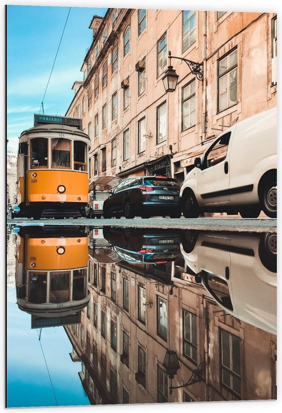 Dibond - Tram met Weerspiegeling in Plas - 60x90cm Foto op Aluminium (Wanddecoratie van metaal)