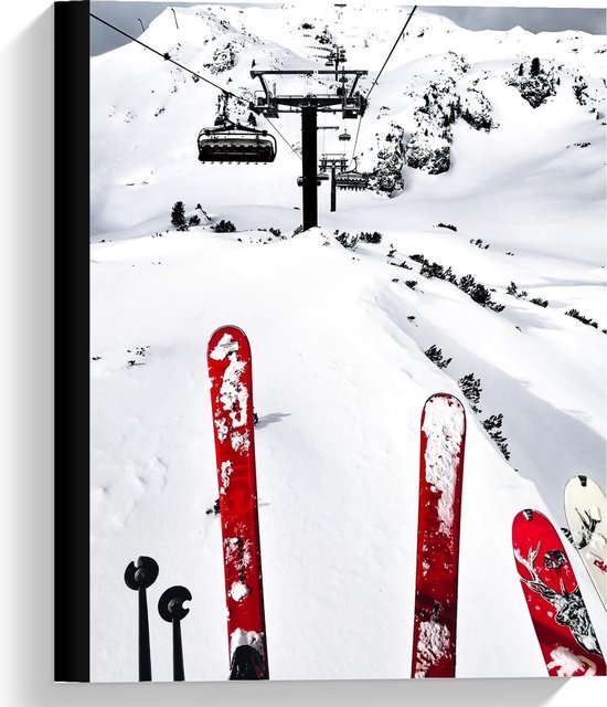 Canvas  - Rode Ski's in Skilift   - 30x40cm Foto op Canvas Schilderij (Wanddecoratie op Canvas)