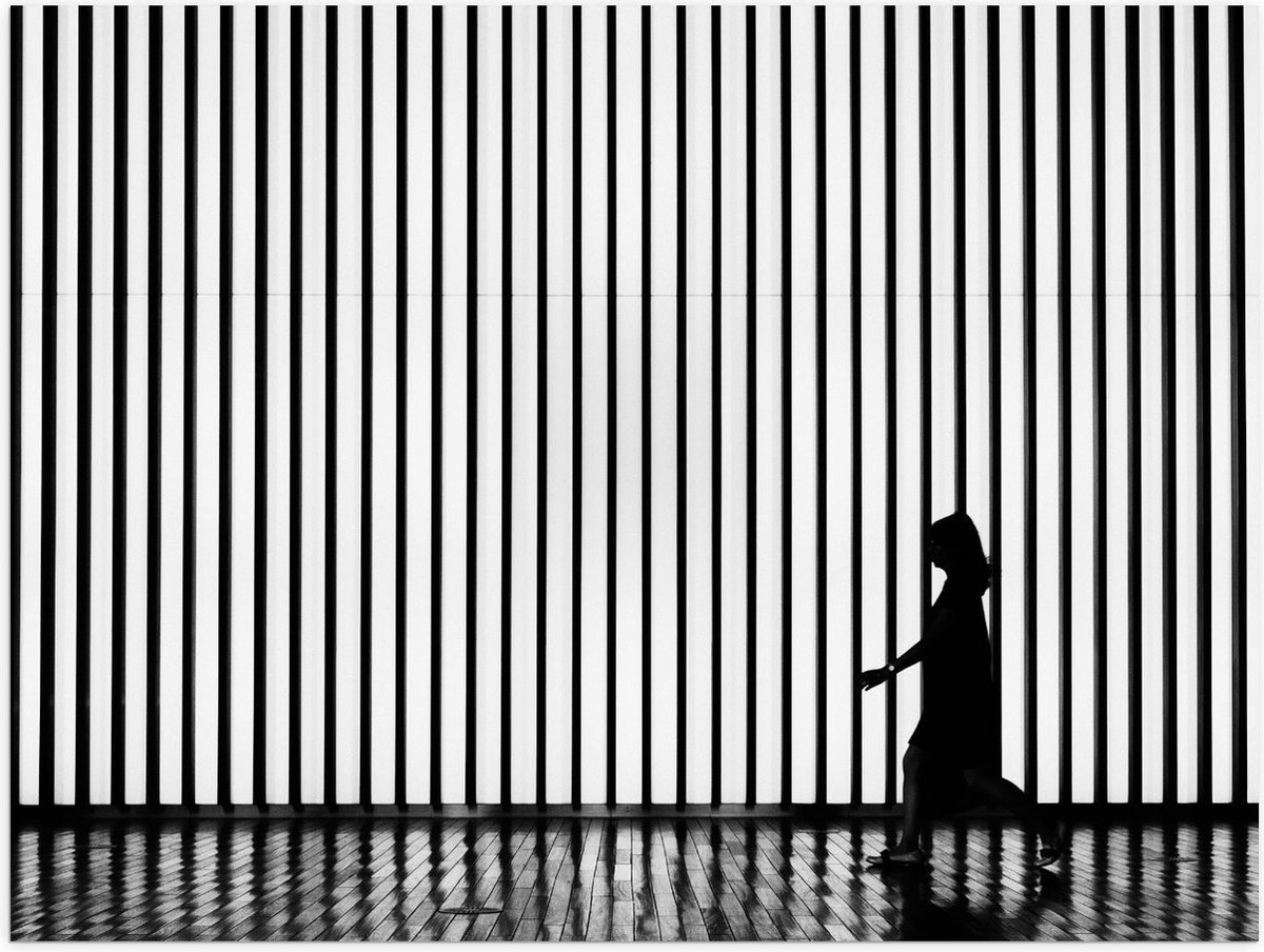 Poster – Silhouet Vrouw voor Gestreepte Muur - 40x30cm Foto op Posterpapier