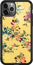 iPhone 11 Pro Max hoesje glass - Bloemen geel flowers | Apple iPhone 11 Pro Max  case | Hardcase backcover zwart