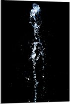 Acrylglas - Zwarte Achtergrond met Vallend Water - 60x90cm Foto op Acrylglas (Wanddecoratie op Acrylglas)