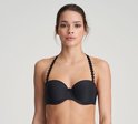 Zwarte strapless bh met decoratieve rand aan de bandjes, gedragen door een model.
