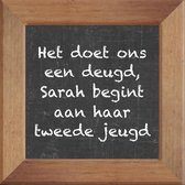 Wijsheden op krijtbord tegel over Sarah met spreuk :Het doet ons een deugd Sarah begint aan haar tweede jeugd