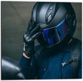 Dibond - Man op Scooter met Zwarte Helm  - 50x50cm Foto op Aluminium (Met Ophangsysteem)