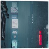 Dibond - Regenachtige Stad 's nachts - 50x50cm Foto op Aluminium (Wanddecoratie van metaal)