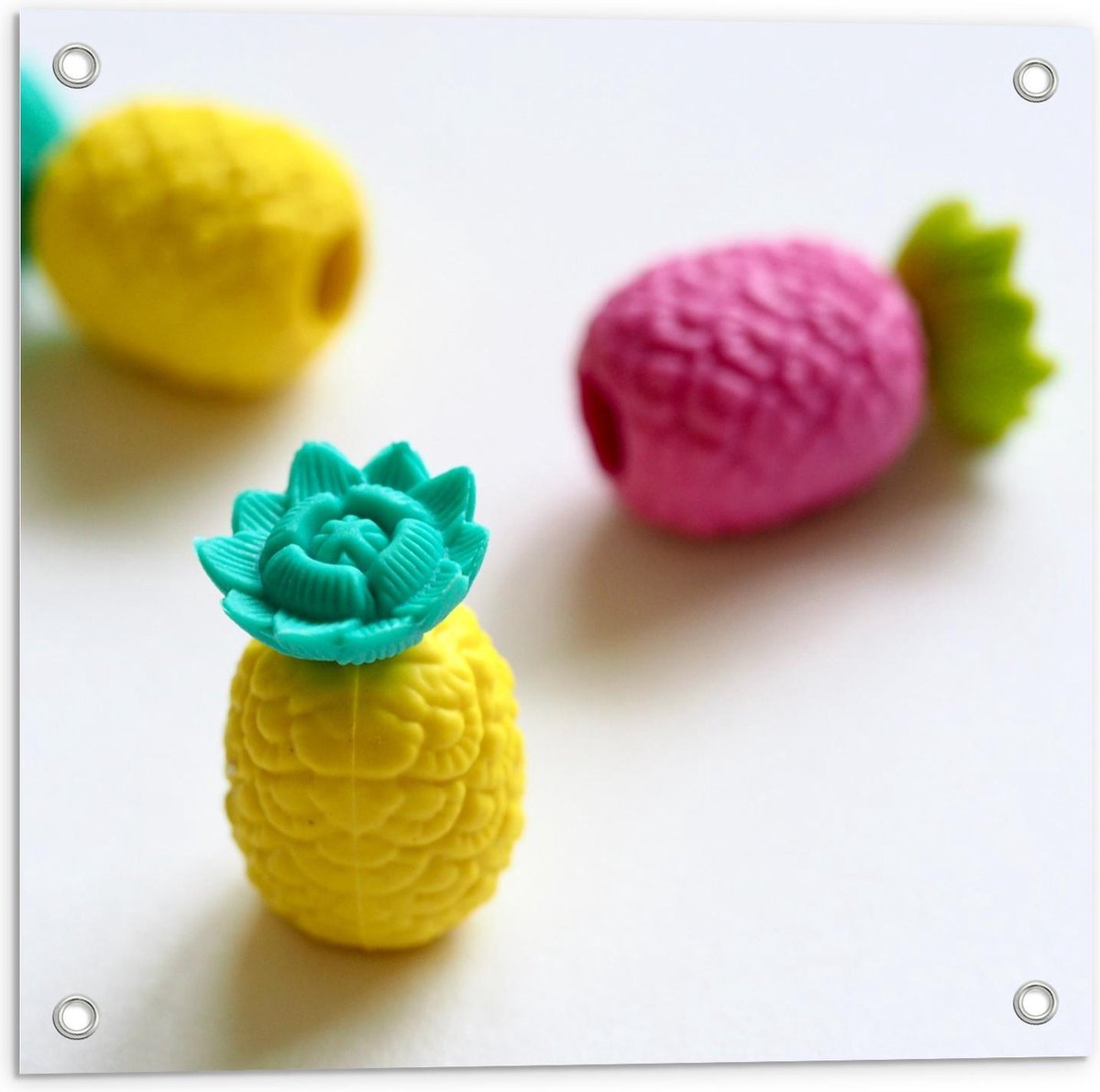 Tuinposter – Kleine Ananas Figuurtjes - 50x50cm Foto op Tuinposter (wanddecoratie voor buiten en binnen)