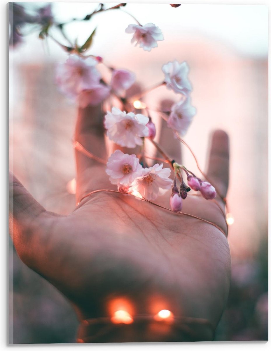 Plexiglas - Hand met Bloemen en Lampjes - 30x40cm Foto op Plexiglas (Wanddecoratie op Plexiglas)