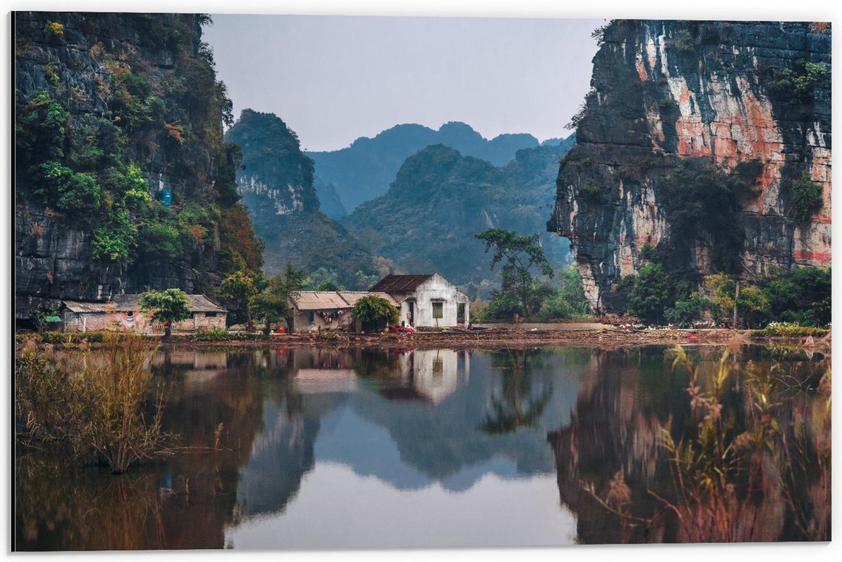 Dibond - Huisje bij Bergen in Vietnam - 60x40cm Foto op Aluminium (Met Ophangsysteem) op Prijzenvolger.com