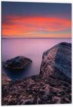 Dibond - Rotsen bij het Water tegen de Avond - 60x90cm Foto op Aluminium (Wanddecoratie van metaal)