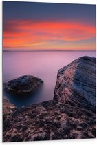 Dibond - Rotsen bij het Water tegen de Avond - 80x120cm Foto op Aluminium (Wanddecoratie van metaal)
