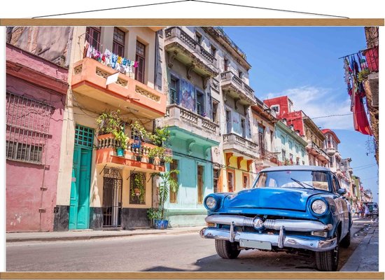 Schoolplaat – Blauwe Auto in Straat in Cuba - 120x80cm Foto op Textielposter (Wanddecoratie op Schoolplaat)