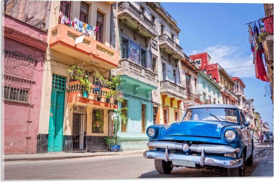 Acrylglas - Blauwe Auto in Straat in Cuba - 60x40cm Foto op Acrylglas (Met Ophangsysteem)