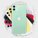 Een rij met Apple iPhones in verschillende kleuren: zwart, groen, geel, paars, rood en wit, met een mintgroene iPhone in het midden, omringd door waterdruppels.